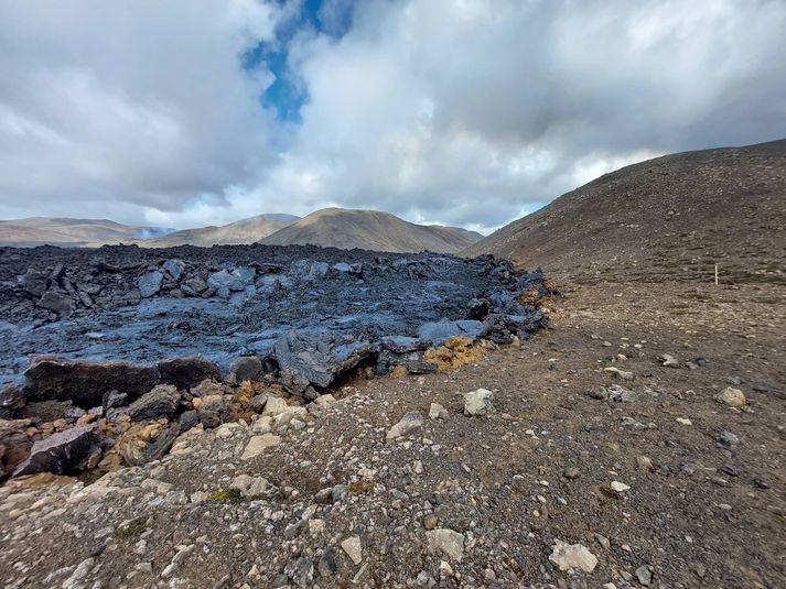 Aðeins er eftir um einn metri áður en hraunið fer að renna út úr dölunum.