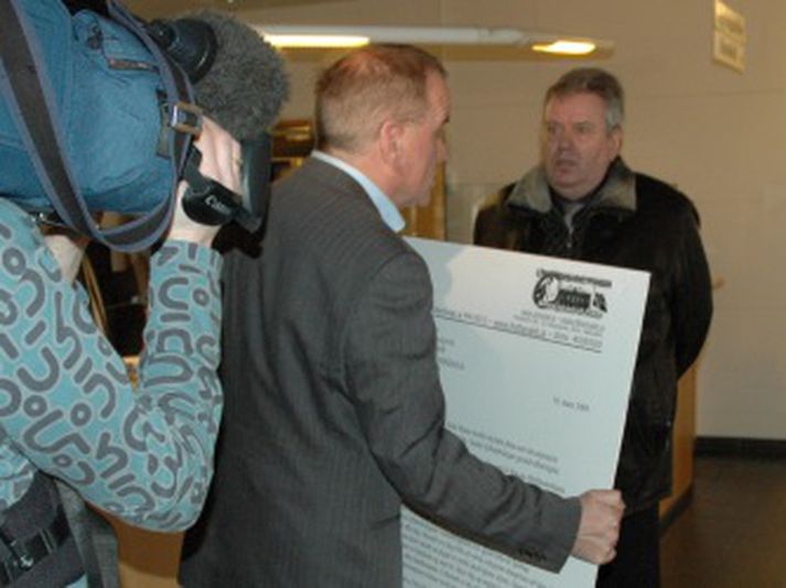 Ástþór færir útvarpsstjóra uppsagnarbréf.