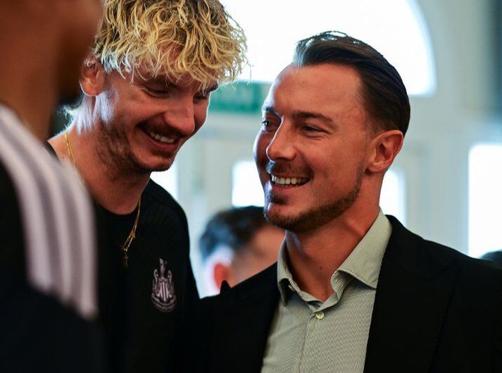 Matthias Jaissle með landa sínum Nick Woltemade við komuna til Newcastle United.