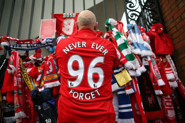 Stuðningsmaður Liverpool minnist hér Hillsborough-slyssins.