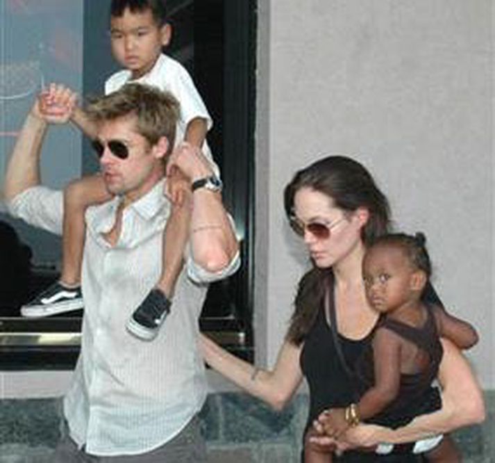 Brad og Angelina með börn sín Maddox og Zörhu.