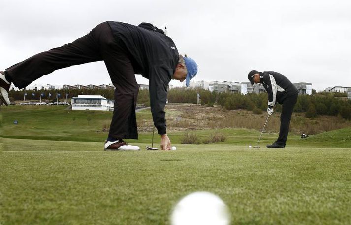 MEISTARINN BJÖRGVIN MERKIR Á FLÖTINNI. Ásgeir Sigurvinsson mundar pútterinn en í baksýn má sjá glæsilegt klúbbhús þessa elsta golfklúbbs landsins – Golfklúbbur Reykjavíkur var stofnaður árið 1934.