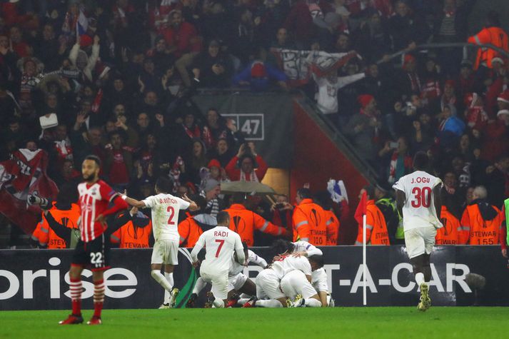 Liðsmenn Hapoel Be'er Sheva fagna marki sínu.