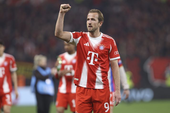 Harry Kane fagnar með stuðningsmönnum í kvöld