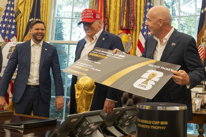 Gianni Infantino, forseti FIFA, lætur Donald Trump Bandaríkjaforseta frá risamiða á HM í fótbolta næsta sumar þegar þeir kynntu mótið í Hvíta húsinu á dögunum.