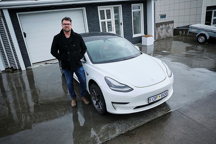 Áreitið hefur tekið sinn toll af Sveini og komið er að tímamótum. Hann kveður 2020 Model 3 Tesluna sína eftir 65 þúsund kílómetra á rúntinum undanfarin ár.