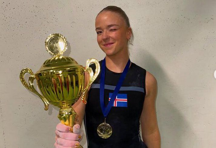 Guðný Björk Stefánsdóttir með Íslandsmeistarabikarinn og gullið um hálsinn.
