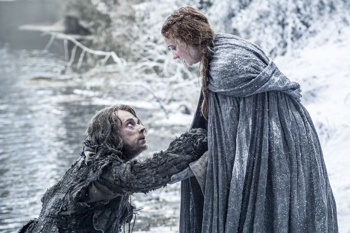 Sansa Stark og Theon Greyjoy, skömmu eftir að þau stukku fram af veggjum Winterfell.