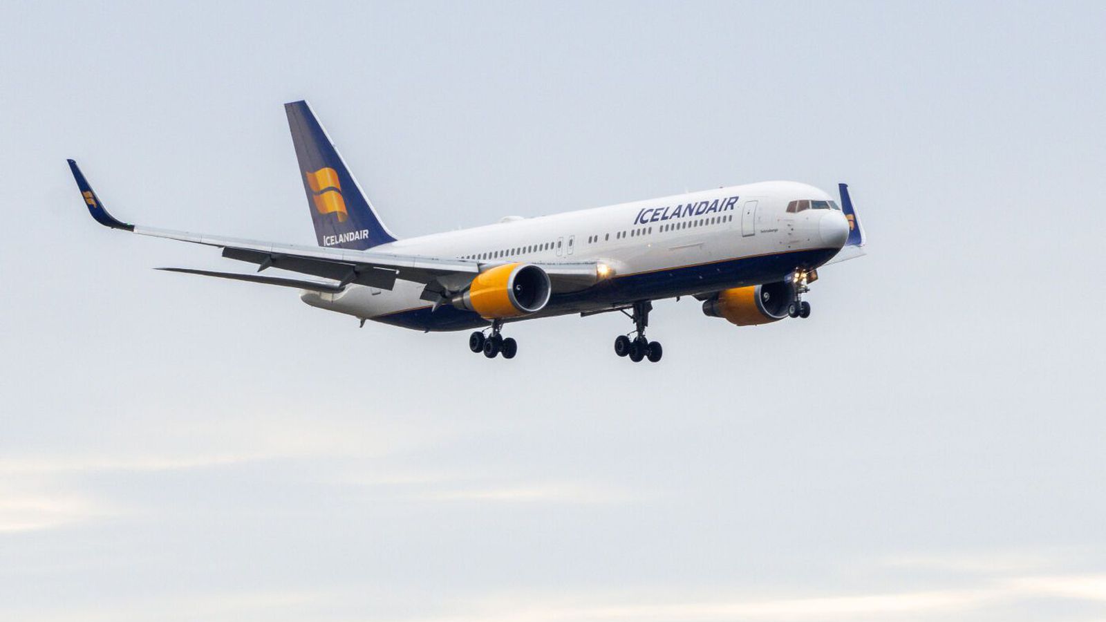 Aldraður læknir sparkaði í flug­freyju