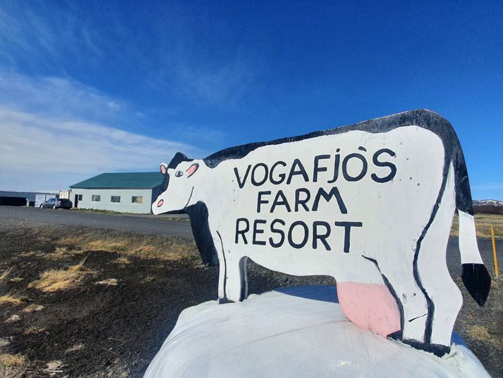 Vogafjós er mjög vinsæll staður hjá ferðamönnum til að heimsækja. Nú vantar þar tíu starfsmenn en ekkert gengur að ráða starfsfólk þannig að sumarið verði fullmannað.