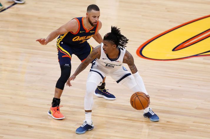 Ja Morant hafði betur gegn Stephen Curry í nótt.