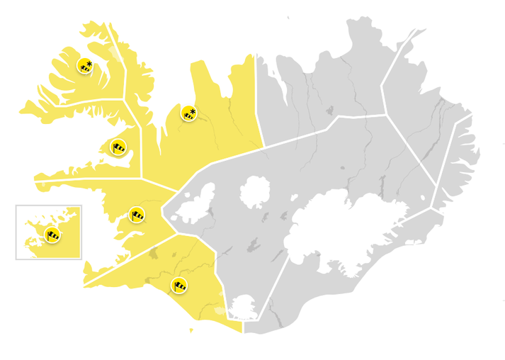 Gular viðvaranir verða víða í gildi klukkan 15 á þriðjudag.