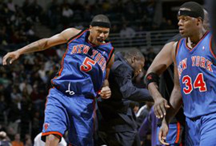 Jalen Rose fagnar hér sigrinum á Indiana ákaft með því að hoppa á félaga sinn Nate Robinson sem var spariklæddur á leiknum vegna meiðsla.