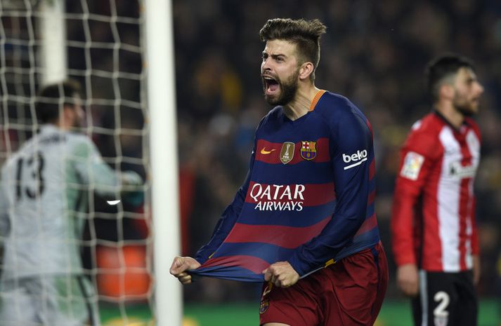 Gerard Pique fagnar marki sínu í kvöld.