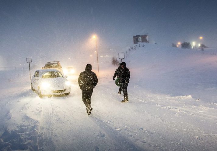 Talsvert hefur snjóað á Akureyri í nótt og morgun og mun bæta í snjókomuna eftir því sem líður á daginn. 