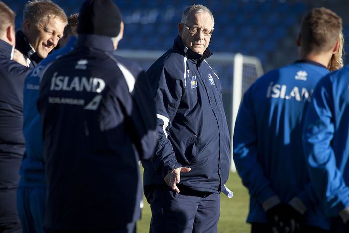 Lars Lagerbäck, fyrir miðju, stýrir hér landsliðsæfingu á Laugardalsvellinum. Hann gjóir augum til aðstoðarþjálfarans Heimis Hallgrímssonar.fréttablaðið/stefán