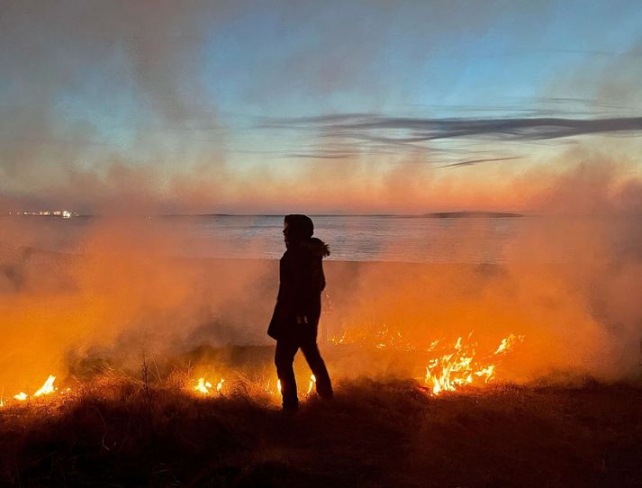 Lögregla segir að sinubruninn á Laugarnestanga hafi verið á afmörkuðu svæði og því ekki mikil hætta af honum. 