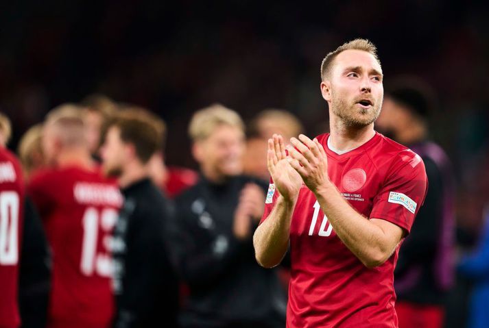 Christian Eriksen og félagar í danska landsliðinu klæðast treyju sem á að sýna merki Hummel og danska knattspyrnusambandsins með sem óskýrustum hætti. Hummel segir hönnunina táknræna aðgerð til merkis um andstöðu við að HM sé haldið í Katar.