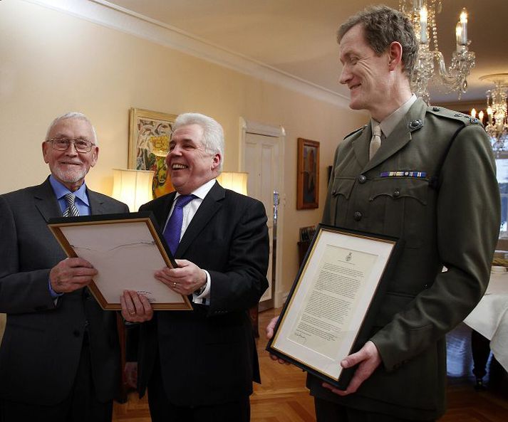 Magnús tók við þakkarbréfinu úr hendi Jerry Hudson, ofursta og varnarmálafulltrúa, sem kom sérstaklega til landsins í gær vegna samkomu á heimili breska sendiherrans á Íslandi, Ians Whitting, sem er hér fyrir miðri mynd. Hudson ofursti sagði hlýhug bresku þjóðarinnar fylgja bréfinu, en af hverju það beið svo lengi að þakkir bárust sagðist hann ekki geta skýrt.