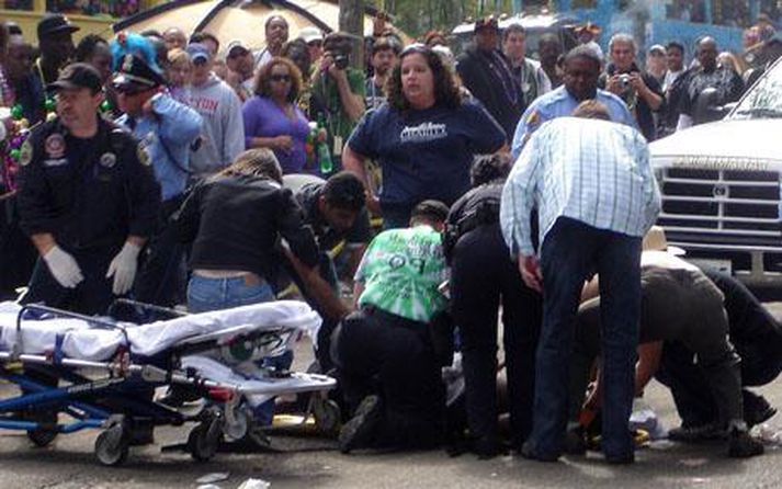 Sjúkraflutningamenn stumra yfir fórnarlambi árásarinnar.