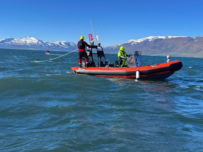 . Útkallsboðin fóru á Björgunarskipið Sigurvin á Siglufirði, Súlur Björgunarsveitina á Akureyri og Björgunarsveitina Dalvík.