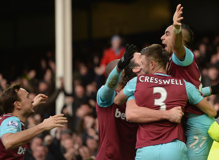 Leikmenn West Ham fagna Dimitri Payet sem skoraði sigurmark liðsins gegn Everton.