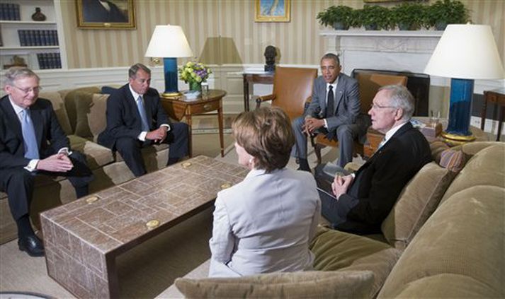 Obama fundar um ástandið í Írak í The Oval Office í Hvíta húsinu í gær.