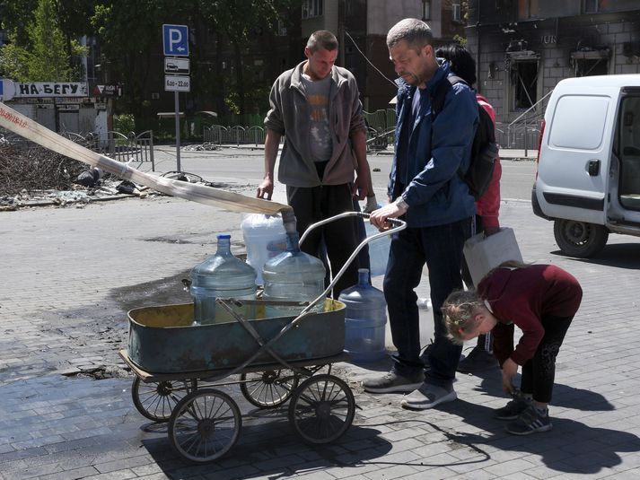 Íbúar Donetsk sjást hér fylla á vatnsbirgðir sínar.