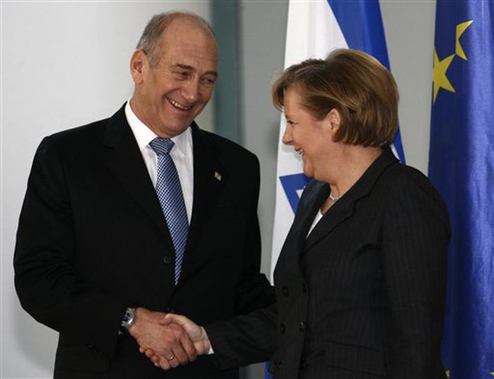 Ehud Olmert, forsætisráðherra Ísraels, tekur í höndina á Angelu Merkel, kanslara Þýskalands. Hann er nú í opinberri heimsókn í Þýskalandi