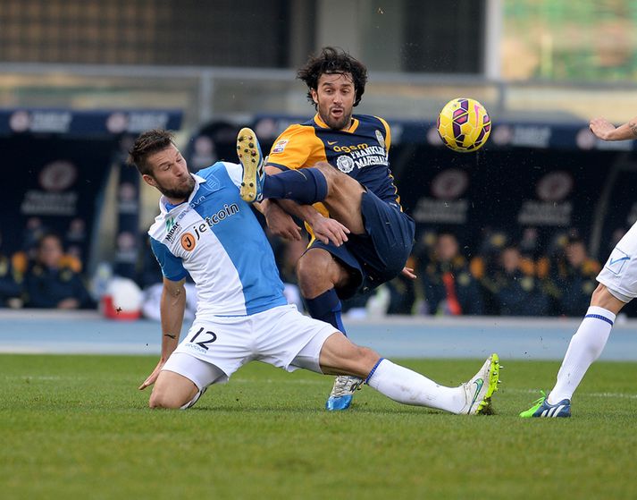 Luca Toni í baráttunni í leiknum í dag.