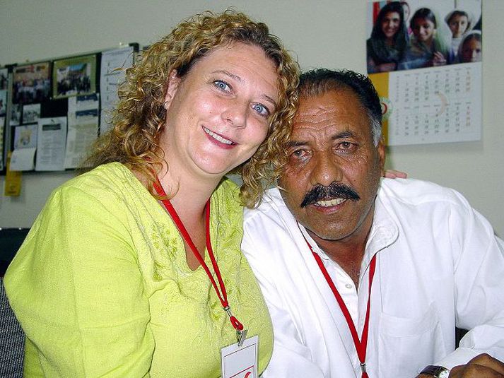 Sólveig Ólafsdóttir og pakistanskur samstarfsmaður hennar Ghalib líta upp frá önnum Á skrifstofu Rauða krossins í Islamabad.