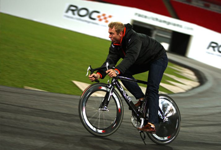 Olympíumeistarinn Chris Hoy prófar malbiksbrautina á Wembley. Hann mætir Lewis Hamilton.