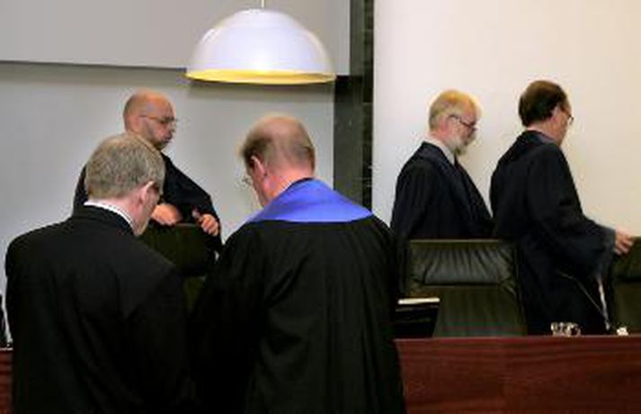 Baugsmálið hefur enn ekki verið tekið til efnislegrar meðferðar vegna deilna um hver fari sem vald til að sækja málið.