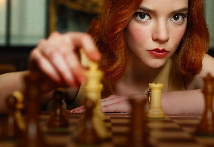 Ana Taylor-Joy leikur Beth í Netflix-þáttaröðinni Queen's Gambit.