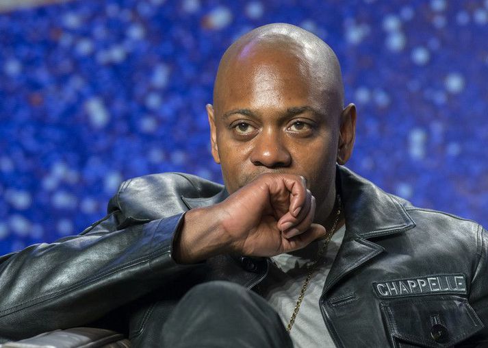 Dave Chappelle var gagnrýndur harðlega fyrir að segja að kyn væri „staðreynd“ og að transfólk væri of hörundsárt í uppistandsþætti á Netflix í fyrra.