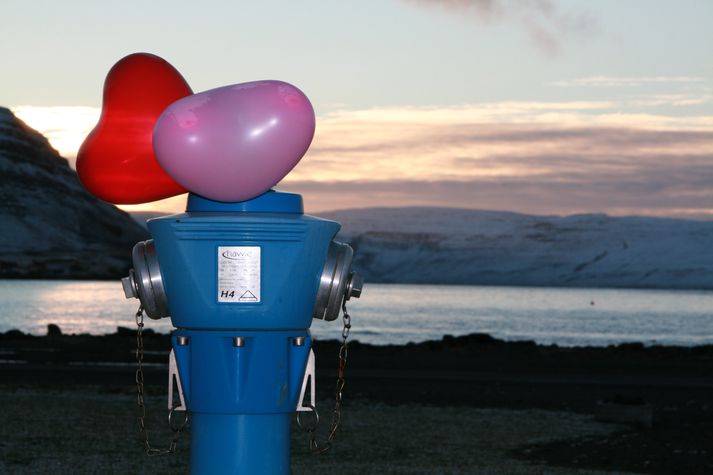 Blöðrurnar nutu sín vel á brunahana bæjarins.