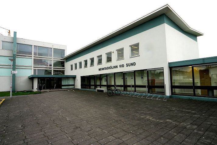 Nemendur máttu mæta með orðabók í umrætt próf. Hið meinta svindl fólst hins vegar í því að gögn voru falin í orðabókinni.