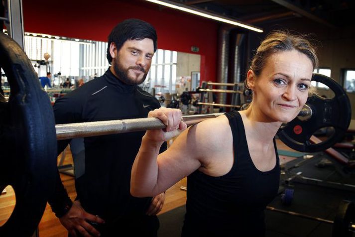 Mikið eftirlit með lyftingunum Ingimundur Björgvinsson þjálfari sérsníður æfingaprógramm fyrir hverja og eina.Fréttablaðið/GVA