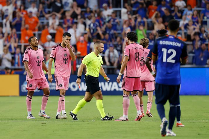 Sergio Busquets ætlaði ekki að trúa því að dómarinn skyldi reka hann af velli.