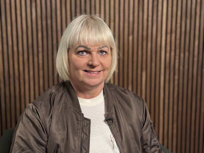 Kristgerður Garðarsdóttir grunnskólakennari hefur tvisvar greinst með brjóstakrabbamein. Hún hefur reynslu af langri bið eftir geislameðferð  pg segor það auka álag. Heilbrigðisyfirvöld þurfi að bregðast strax við og stytta biðina í dag.