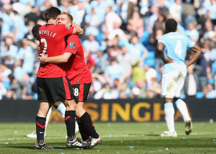 Scholes og Neville á góðri stundu.