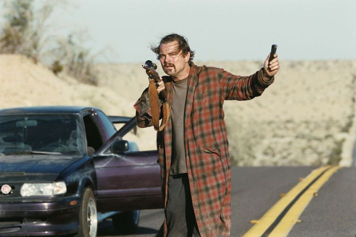 DiCaprio var eitt sinn stærsti hjartaknúsari Hollywood. Í dag er hann orðinn ansi góður í að leika trúðslega og aumkunarverða karaktera. Hér er hann freðinn, fyrrverandi byltingarsinni með ofsóknaræði, sem þarf að hafa upp á dóttur sinni.