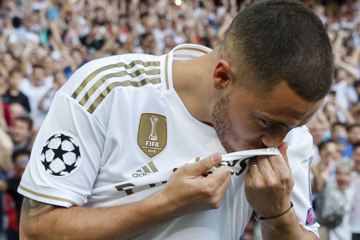 Eden Hazard kyssir Real Madrid merkið þegar hann var kynntur sem nýr leikmaður félafgsins.