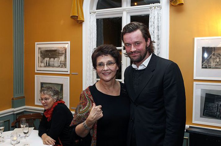 Björn Hlynur tók við styrknum úr hendi Stefaníu Borg, barnabarns Stefaníu Guðmundsdóttur, í Iðnó í gærkvöldi. fréttablaðið/stefán