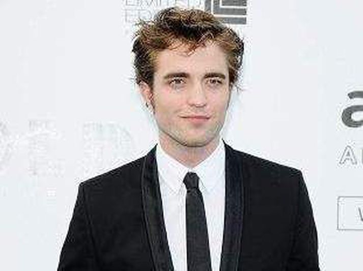 Robert Pattinson segir frægðina hafa gert sig vænisjúkan.