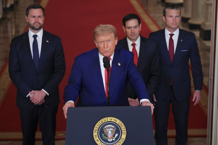 Donald Trump Bandaríkjaforseti á blaðamannfundinum í nótt auk JD Vance, varaforseta, Pete Hegseth, varnarmálaráðherra og Marco Rubio, utanríkisráðherra.