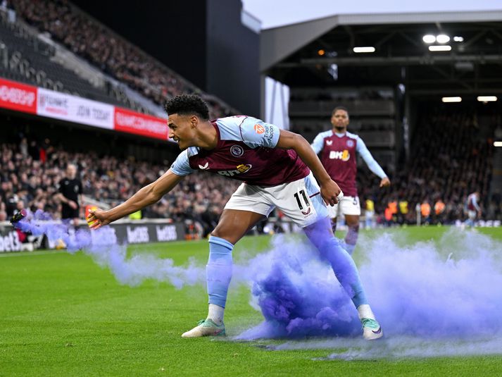 Ollie Watkins fagnar hér öðru marka sinna í dag en líklegt er að enska knattspyrnusambandið verði ekki alltof sátt með notkun hans á reykbombu í fagninu.