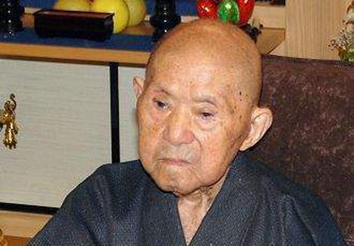Tomoji Tanabe á 113 ára afmælisdaginn sinn í september síðastliðnum.