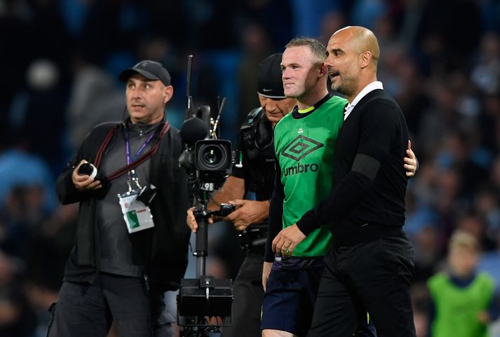 Wayne Rooney vonast til að Pep Guardiola haldi kyrru fyrir hjá Manchester City.