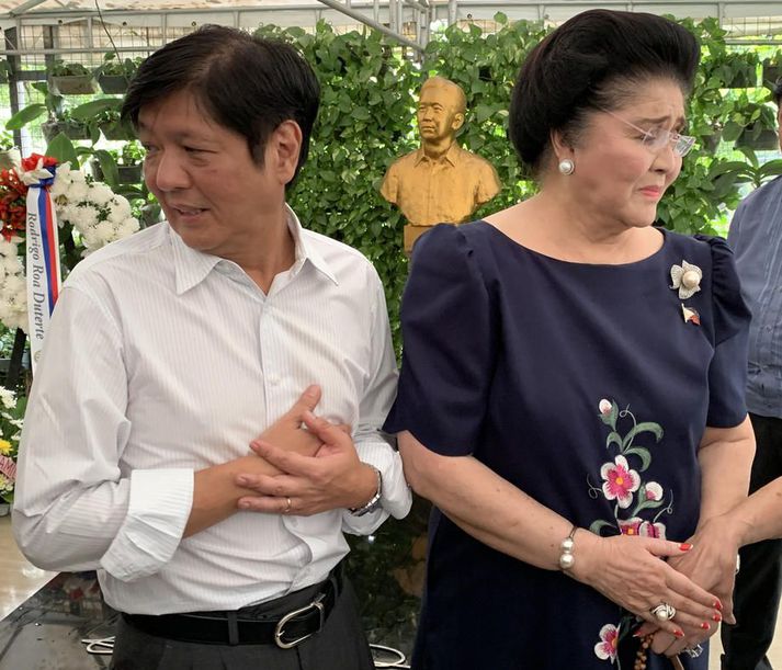 Ferdinand Marcos yngri með móður sinni Imeldu Marcos, fyrrverandi forsetafrú, árið 2019. Fjölskyldan var lengi vel í útlegð eftir að Marcos eldri var steypt af stóli en hún er sökuð um að hafa komist undan með óheyrileg auðæfi sem hún hafði af filippseysku þjóðinni.